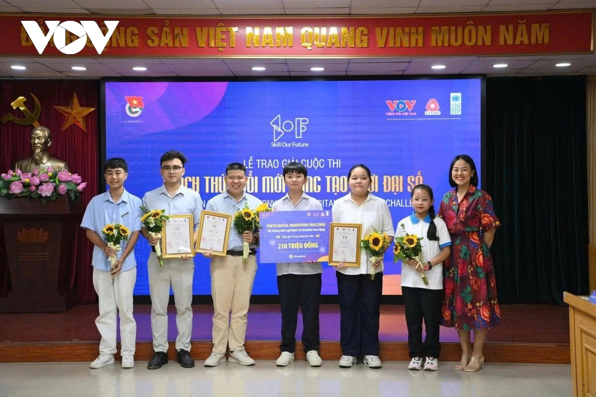 Awards presented to Youth Digital Innovation Challenge winners
